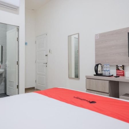 Reddoorz Plus @ Jalan Juanda Медан Екстериор снимка
