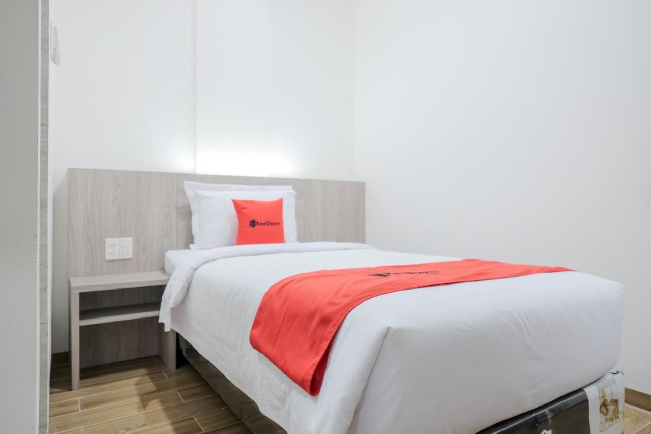 Reddoorz Plus @ Jalan Juanda Медан Екстериор снимка