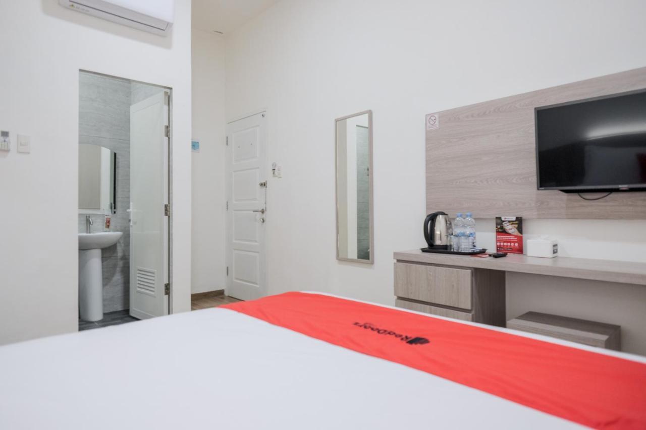 Reddoorz Plus @ Jalan Juanda Медан Екстериор снимка