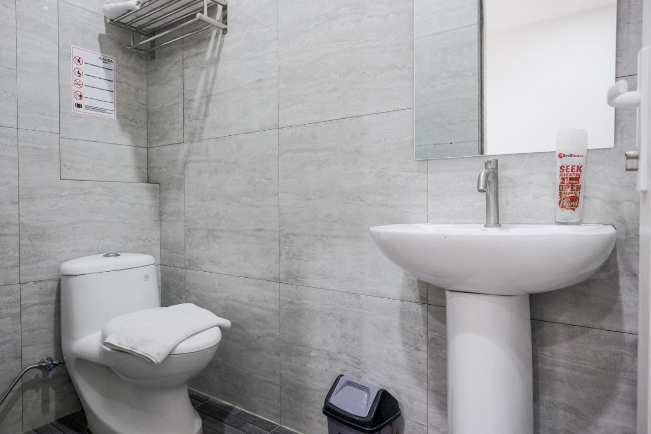 Reddoorz Plus @ Jalan Juanda Медан Екстериор снимка