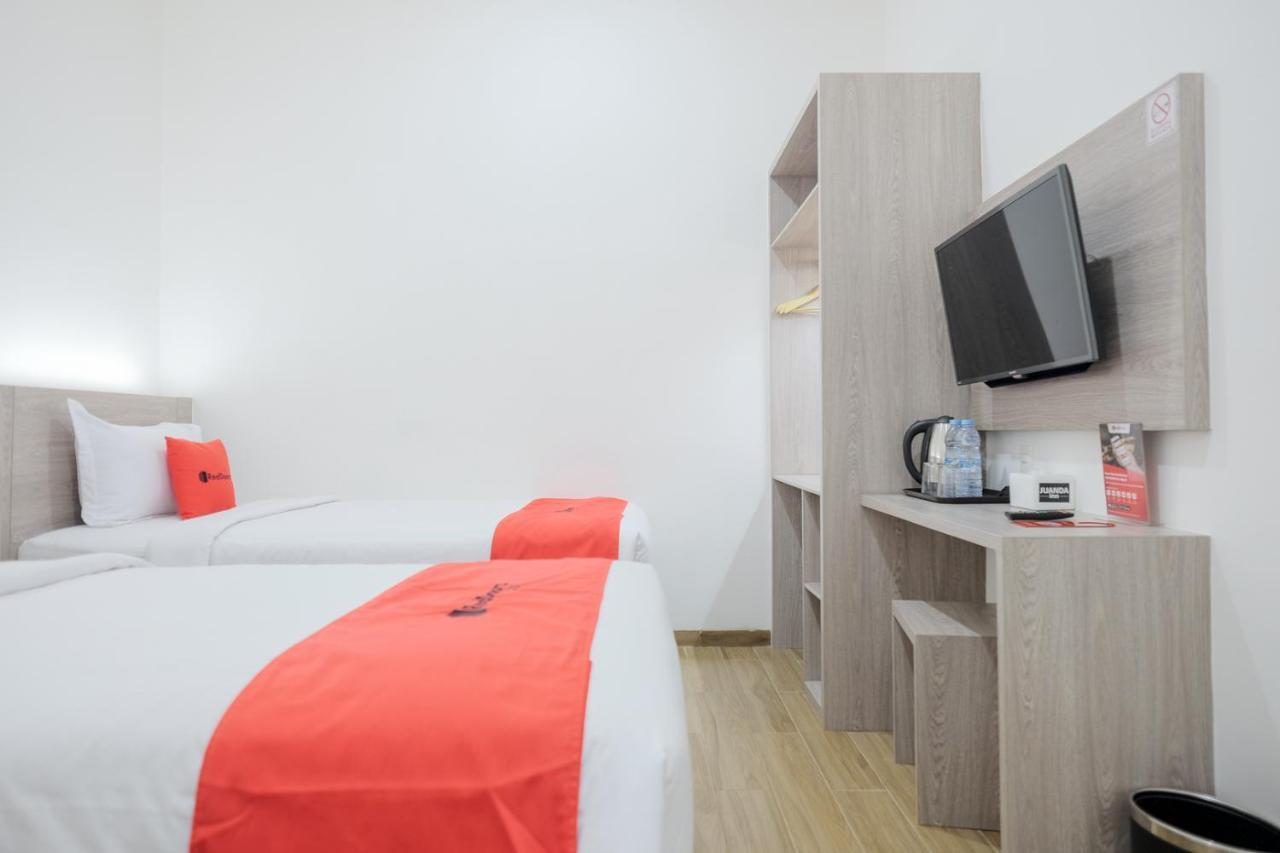 Reddoorz Plus @ Jalan Juanda Медан Екстериор снимка