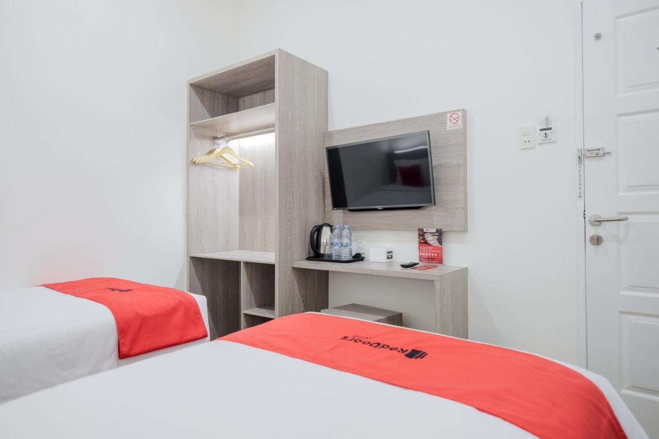 Reddoorz Plus @ Jalan Juanda Медан Екстериор снимка